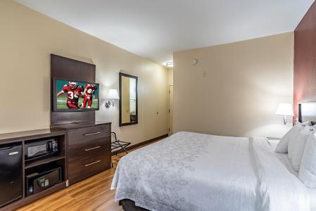Red Roof Inn Plus + Phoenix West - 29