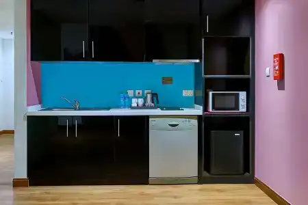 Ramada and Suites by Wyndham Dubai JBR - 11