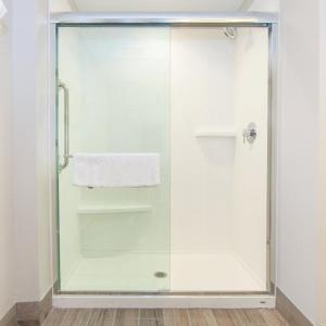 Holiday Inn Express & Suites Beach Beachfront by IHG - 44