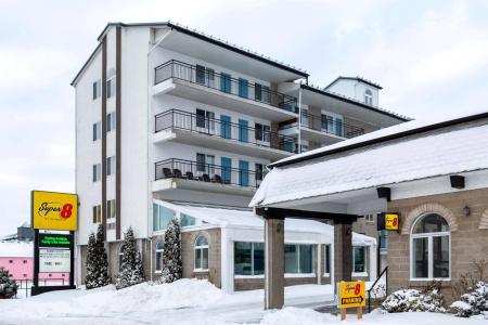 Super 8 by Wyndham by the Falls - 0