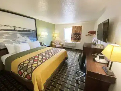 Super 8 by Wyndham/Jefferson Ave. - 3
