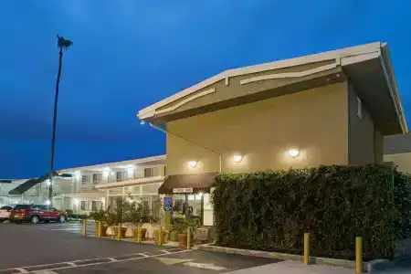 Super 8 by Wyndham Los Angeles-Culver City Area - 0