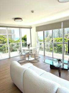 Burleigh Beach Tower - 195
