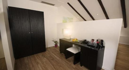 Dolphin Suites - 9