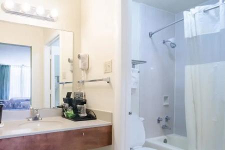 Rodeway Inn & Suites Southeast - 35