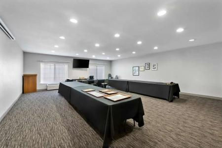 Country Inn & Suites by Radisson, West, KS - 21