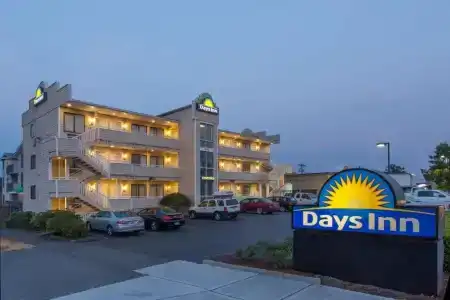 Days Inn by Wyndham North of Downtown - 17