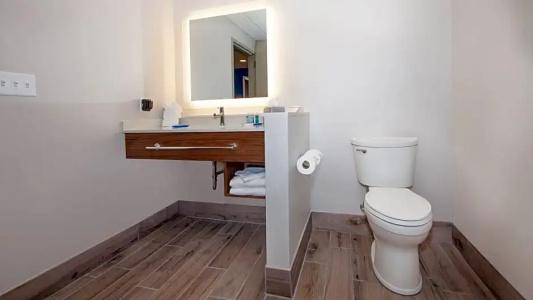 Holiday Inn Express & Suites Beach Beachfront by IHG - 132