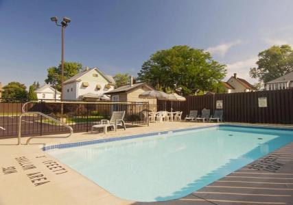 Super 8 by Wyndham by the Falls - 13