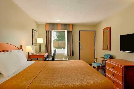 TraveInn & Suites by Wyndham Airport - 25