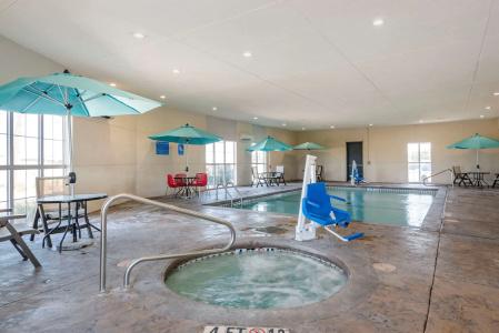 Comfort Suites - University - 17