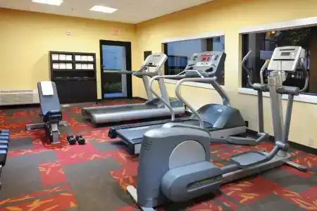 Courtyard by Marriott Houston Hobby Airport - 17