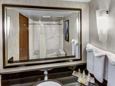 DoubleTree by Hilton Airport - 7