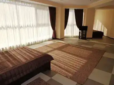 Mark Plaza - 3