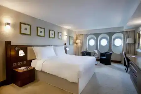 Queen Elizabeth 2 - 65