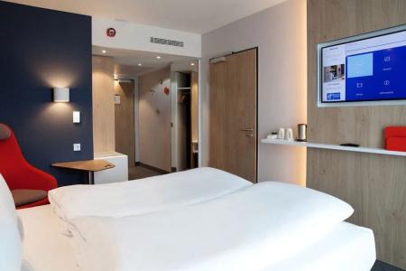 Holiday Inn Express Airport - 60
