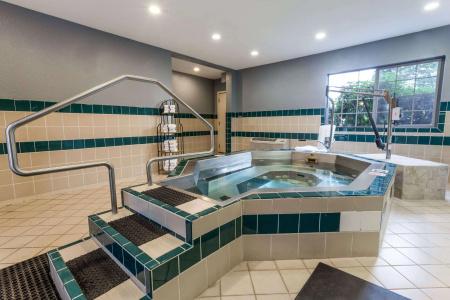 Ramada by Wyndham Portland - 9