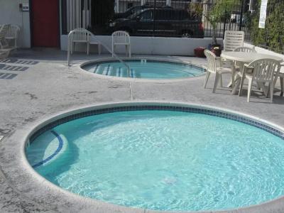 Castle Inn and Suites Anaheim - 11