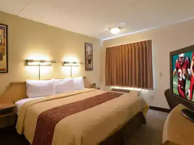 Red Roof Inn - 2