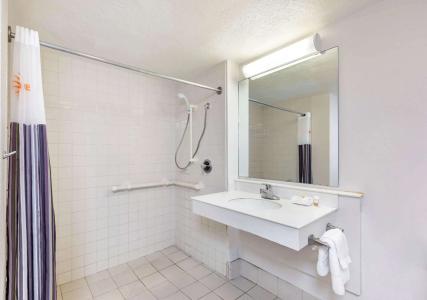 La Quinta Inn By Wyndham West - 8