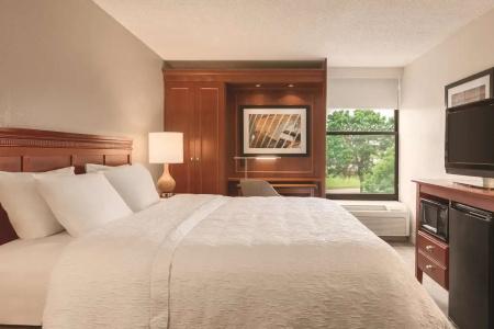 Hampton Inn-Airport - 26