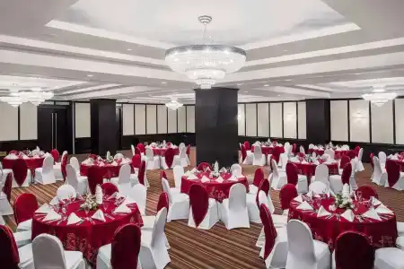 Mövenpick Grand Al Bustan - 17