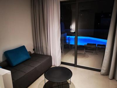 Zoes & Suites - 160