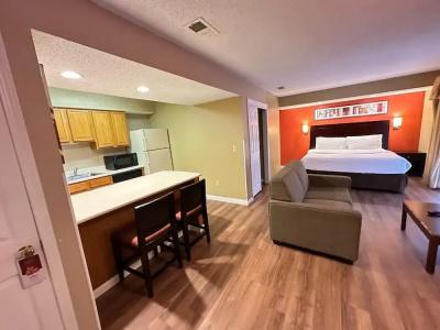 Hawthorn Suites East - 76
