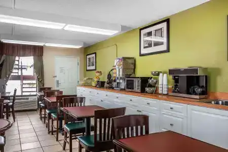 Rodeway Inn - 15