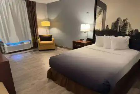 Super 8 by Wyndham/Airport - 5