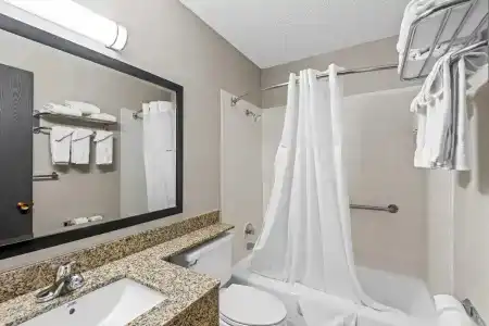 Days Inn & Suites by Wyndham Airport - 7