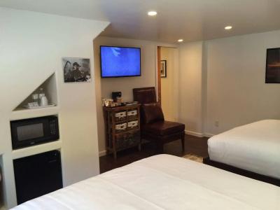 Iron Horse Inn - 8