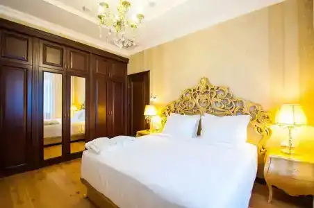 Royal Residence - 86