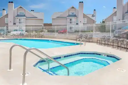 Hawthorn Suites - 8