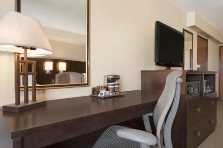 DoubleTree by Hilton Airport - 39