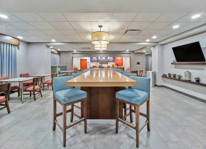 Hampton Inn Midtown-Aksarben - 27