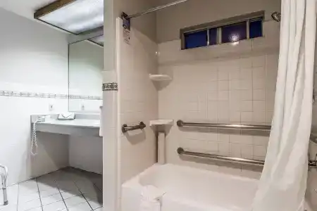 Quality Inn & Suites - 8