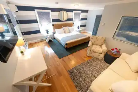 Town & Tide Inn - 56