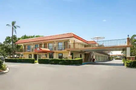 Days Inn by Wyndham/Central - 16