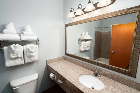 Baymont by Wyndham Riverwatch - 9