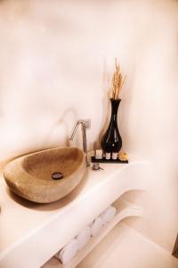 White Pebble Suites - 8