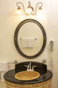 Washington Square Inn - 122