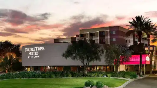 DoubleTree Suites by Hilton Phoenix - 49