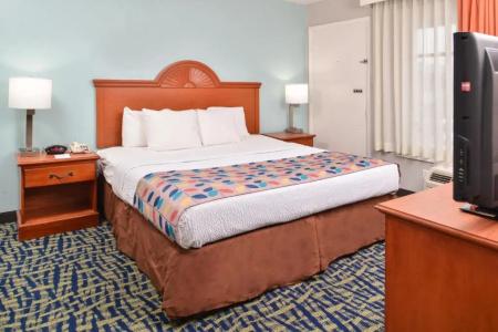 Best Western Plus Holiday Sands Inn & Suites - 38