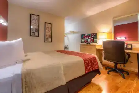 Red Roof Inn - 4