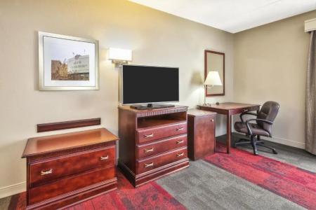 Hampton Inn & Suites - West - 33