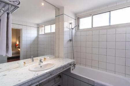 Ours Blanc - Place Victor Hugo - 83