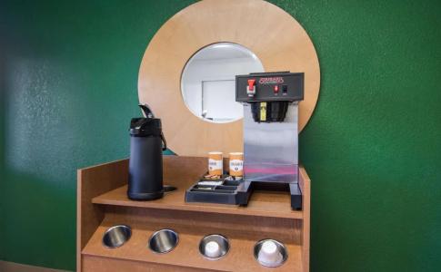 HomeTowne Studios by Red Roof Raleigh – - 11