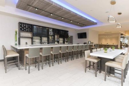 Hilton Garden Inn East - 12