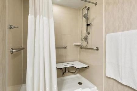 DoubleTree by Hilton Airport - 40